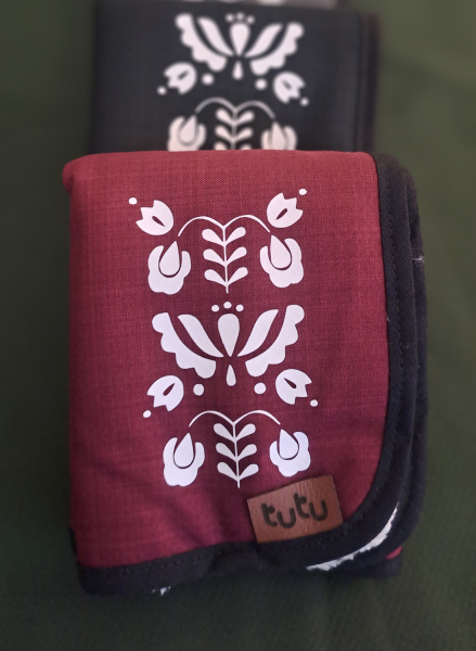 XL Folklorní podsedáček s beránkem - zapínání na knoflík